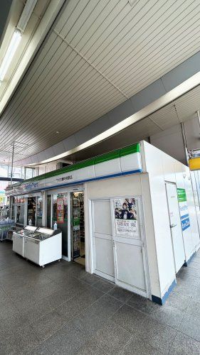 近くのコンビニまで618m（徒歩8分）