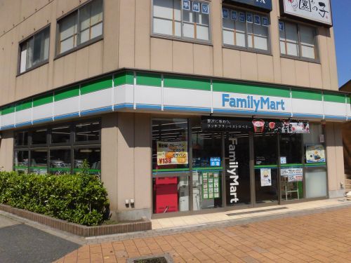 近くのファミリーマート いすゞ本社前店まで658m（徒歩9分）