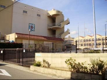 近くの神戸市立西須磨小学校まで606m(徒歩8分)