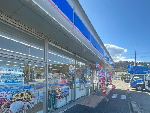 近くのローソン 新居浜滝の宮町店まで879m（徒歩11分）
