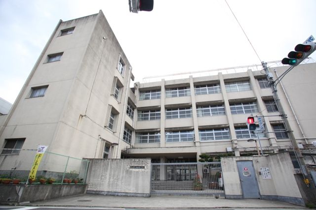 近くの楠根東小学校まで634m(徒歩8分)
