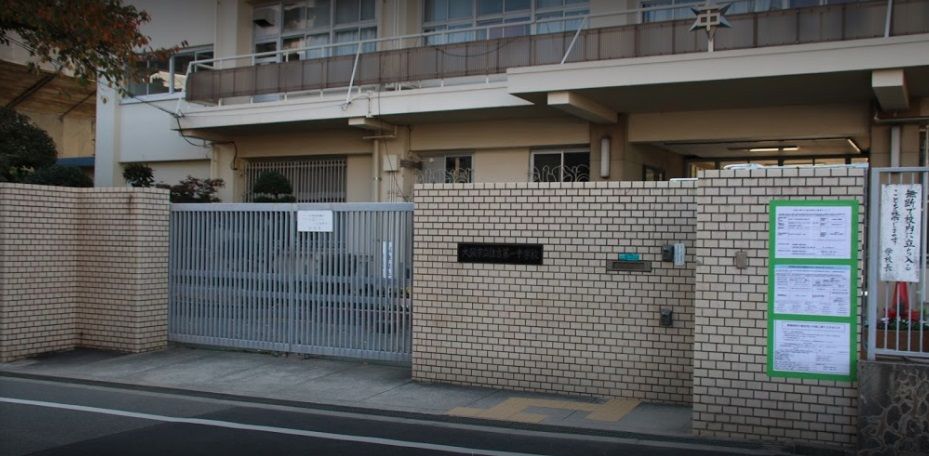 近くの大阪市立住吉第一中学校まで595m(徒歩8分)