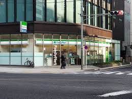 近くのファミリーマート 小伝馬町鞍掛橋店まで408m（徒歩6分）