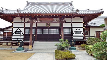 近くの養念寺まで574m（徒歩8分）