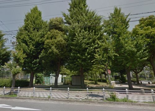 近くの十三公園まで674m（徒歩9分）