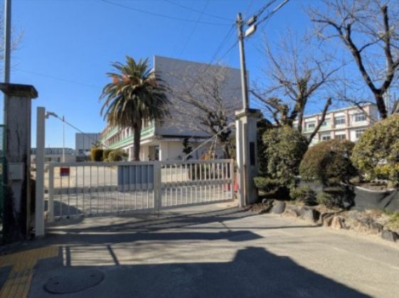 近くの岩倉市立岩倉北小学校まで842m(徒歩11分)