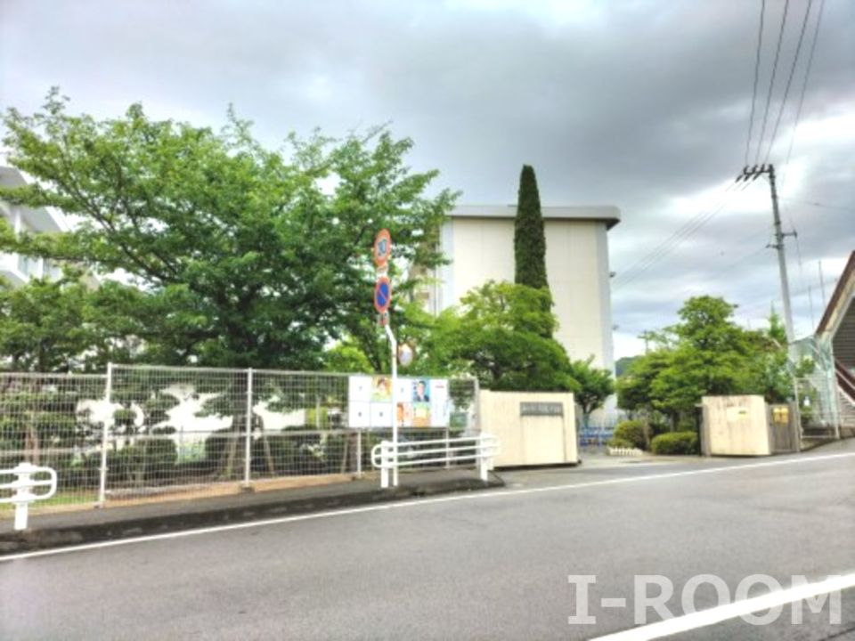 近くの松山市立潮見小学校まで1,187m(徒歩15分)