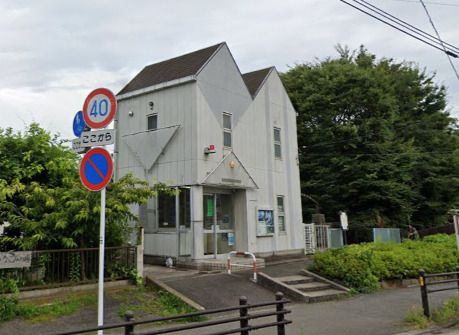 近くの横須賀警察署坂本町交番まで582m（徒歩8分）