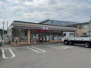 近くのセブンイレブン 氷見上泉店まで1,166m(徒歩15分)