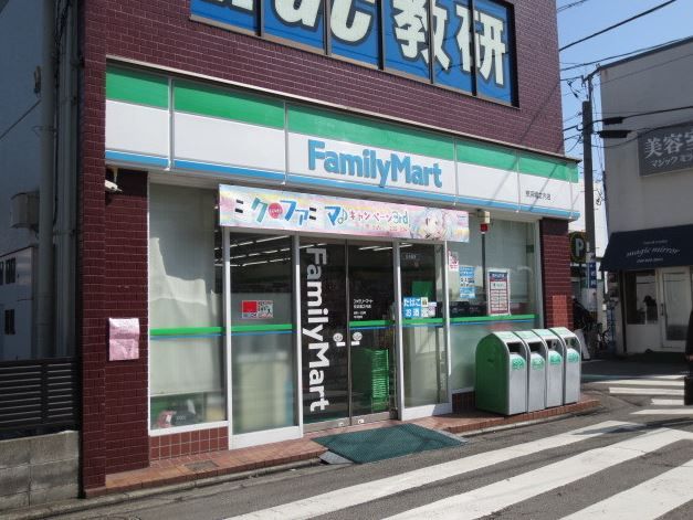 近くのファミリーマート M・Y堀ノ内駅前店まで262m（徒歩4分）