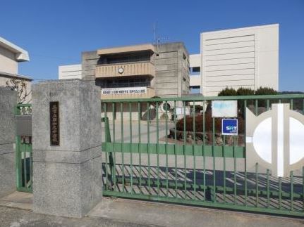 近くの呉市立昭和北中学校まで594m（徒歩8分）