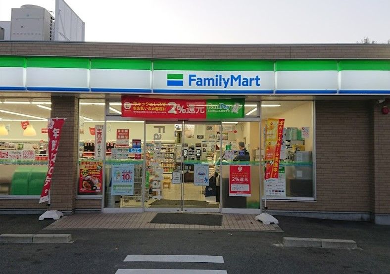 近くのファミリーマート 名古屋松坂町店まで704m（徒歩9分）
