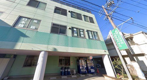 近くの専門学校まで619m（徒歩8分）