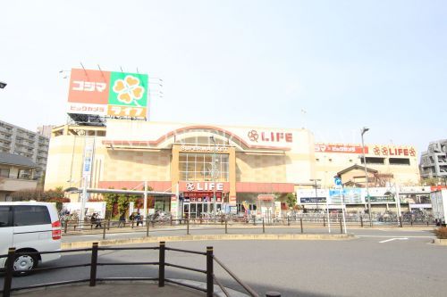 近くのライフ江北駅前店まで1,102m(徒歩14分)