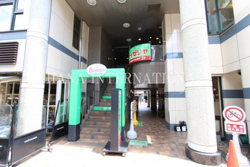 近くのサイゼリヤ 仙川店まで195m（徒歩3分）