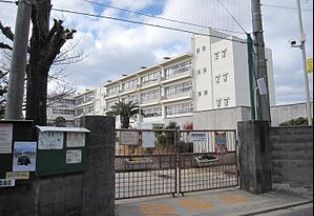 近くの守口市立八雲東小学校まで512m(徒歩7分)
