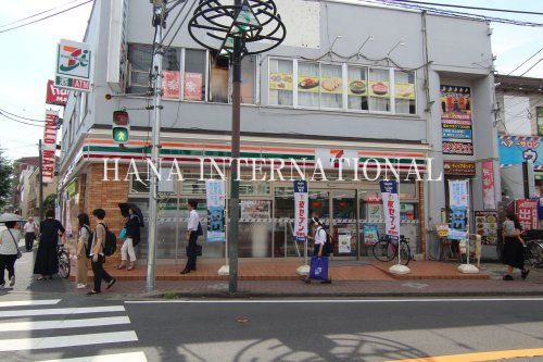 近くのコンビニまで575m（徒歩8分）