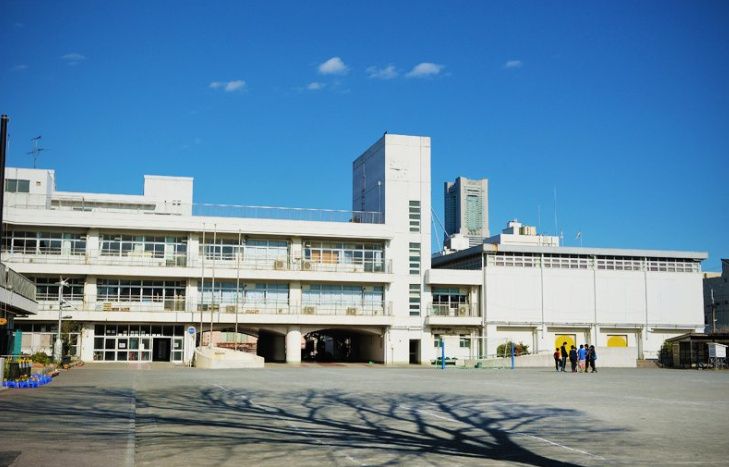 近くの横浜市立西前小学校まで1,916m(徒歩24分)