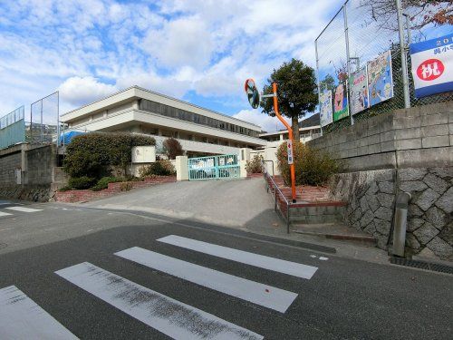 近くの呉市立明立小学校まで1,100m（徒歩14分）