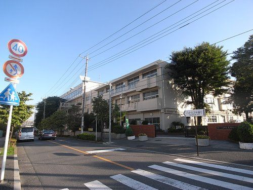 近くの小学校まで618m（徒歩8分）