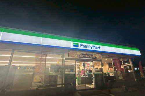 近くのファミリーマート 新居浜外山町店まで403m（徒歩6分）