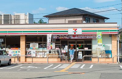 近くのコンビニまで355m（徒歩5分）