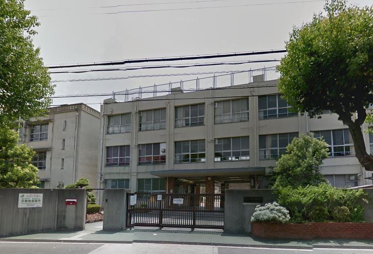 近くの大阪市立東淀中学校まで209m（徒歩3分）