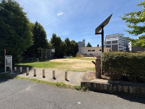 近くの王子南公園まで841m（徒歩11分）