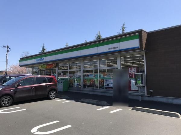 近くのファミリーマート七北田公園前店まで490m（徒歩7分）