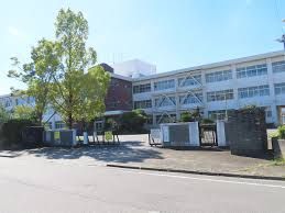 近くの栗東市立栗東中学校まで1,100m(徒歩14分)
