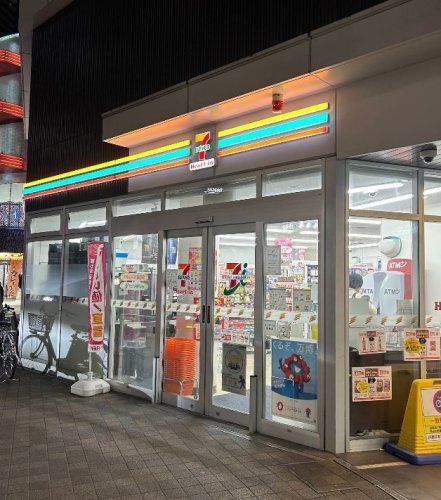 近くのセブンイレブン ハートインJR高槻駅中央口店まで365m(徒歩5分)