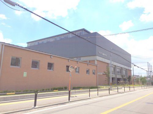 近くの守口市立樟風中学校まで573m（徒歩8分）