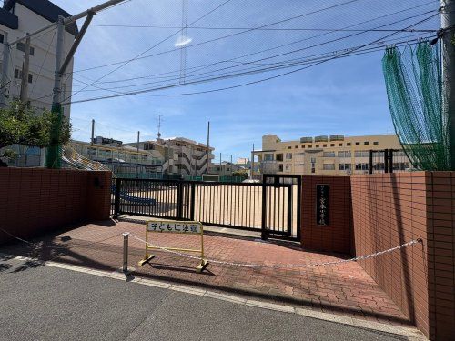 近くの神戸市立宮本小学校まで624m（徒歩8分）