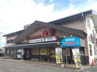 近くの飲食店まで606m（徒歩8分）