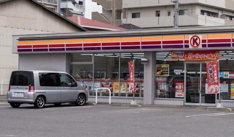 近くのコンビニまで486m（徒歩7分）