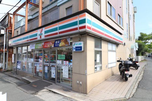 近くのセブンイレブン 平作店まで608m（徒歩8分）