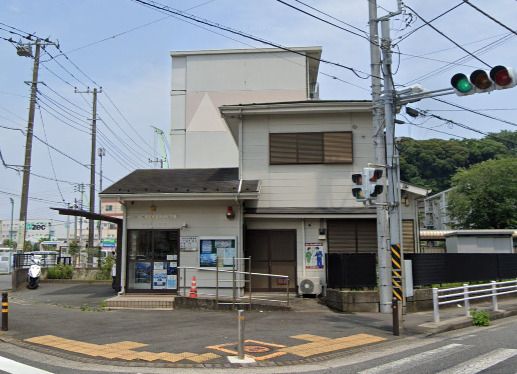 近くの田浦警察署浦郷町交番まで706m（徒歩9分）