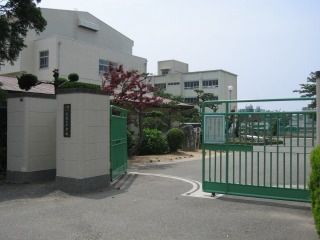近くの神戸市立歌敷山中学校まで742m(徒歩10分)