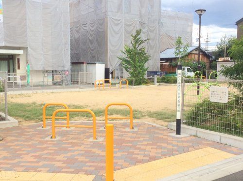 近くの第二児童公園まで464m(徒歩6分)