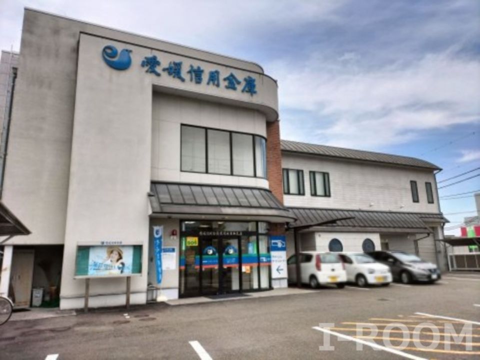近くの愛媛信用金庫東環状束本支店まで770m（徒歩10分）