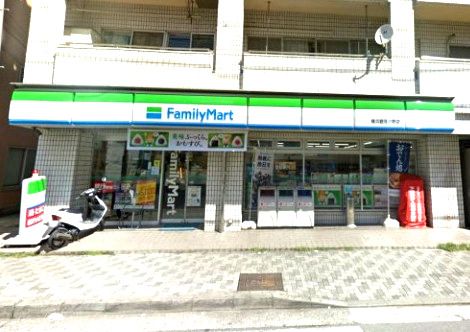 近くのファミリーマートまで585m（徒歩8分）