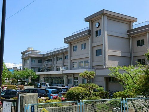 近くの横須賀市立城北小学校まで117m（徒歩2分）