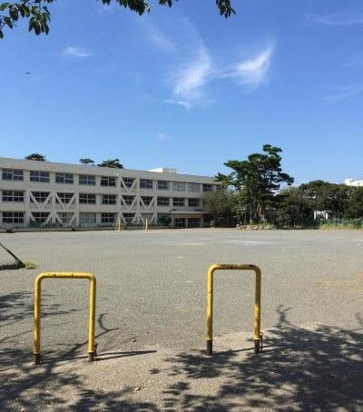 近くの三浦市立三崎小学校まで705m（徒歩9分）