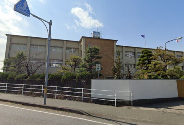 近くの愛知県立大府高校まで758m（徒歩10分）