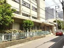 近くの品川区立東海中学校まで408m（徒歩6分）