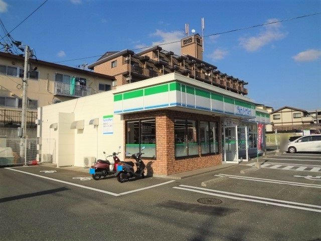 近くのファミリーマート 熊本黒髪6丁目店まで1,963m(徒歩25分)
