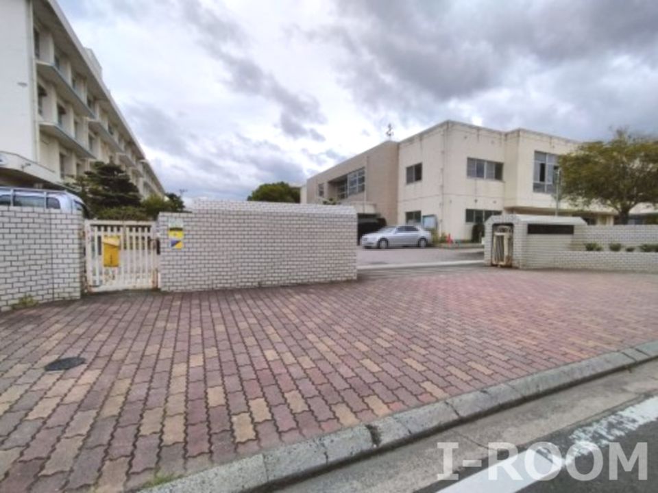 近くの松山市立浮穴小学校まで224m（徒歩3分）
