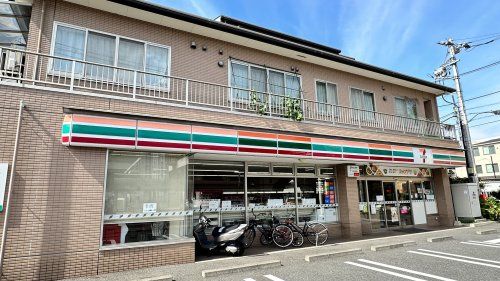 近くのコンビニまで141m（徒歩2分）