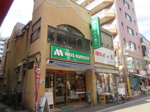 近くの飲食店まで376m（徒歩5分）