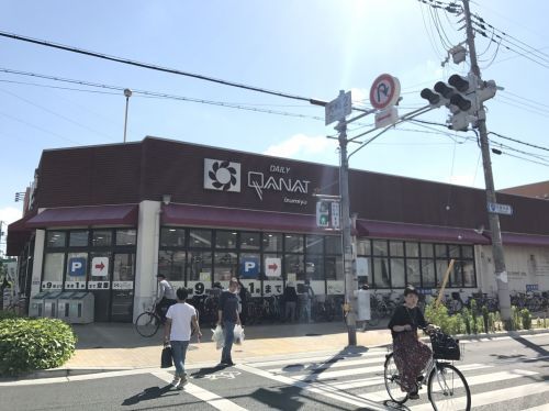 近くのデイリーカナートイズミヤ豊新店まで319m（徒歩4分）